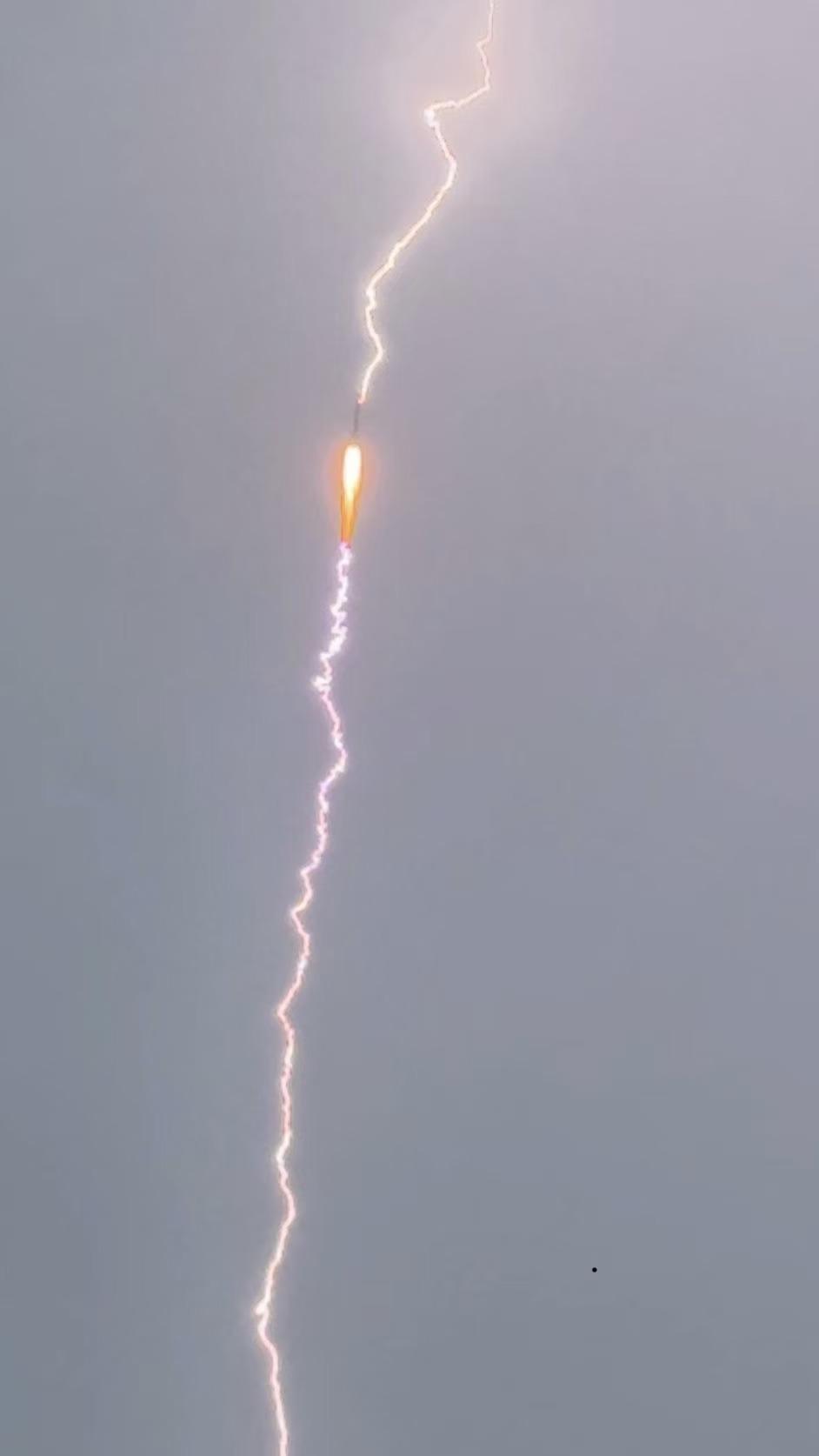 罕见画面，今天（7月23日）长征三号乙在发射升空时被闪电击中，不过没有影响发射任