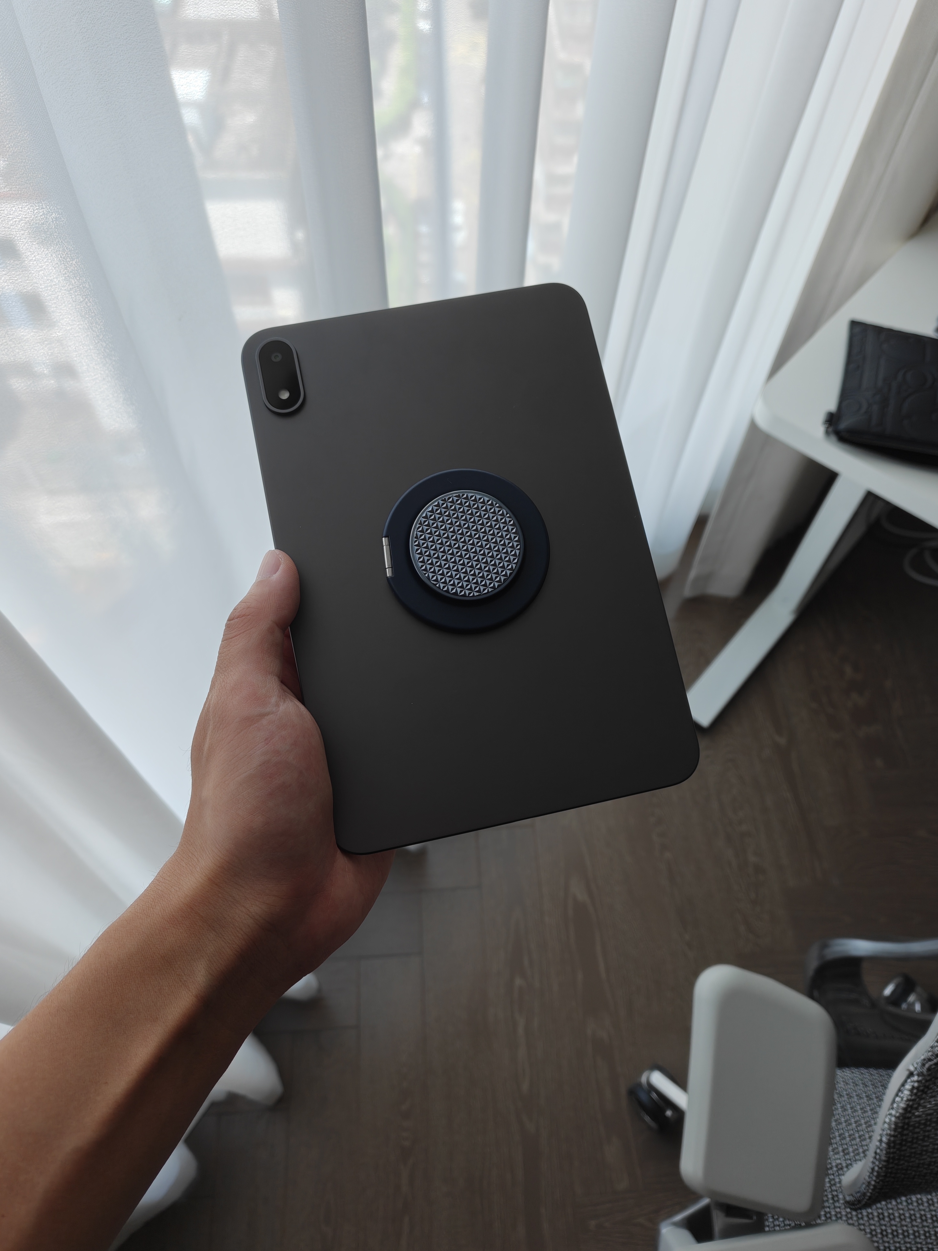换掉了OPPO Pad mini的壳，直接搞了一个磁吸贴，效果非常好，又轻便又好