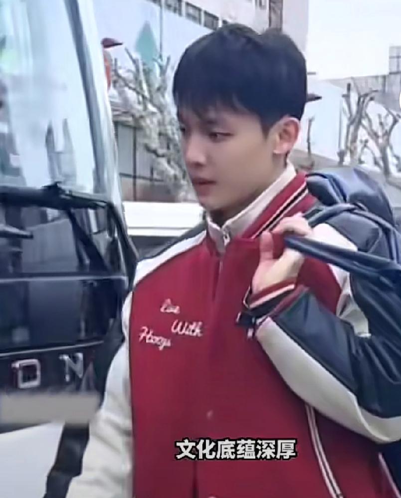 广东男篮抵达上海客场，杜锋和大外援都是噱头，宏远可能呈现新的活法

广东队输给江