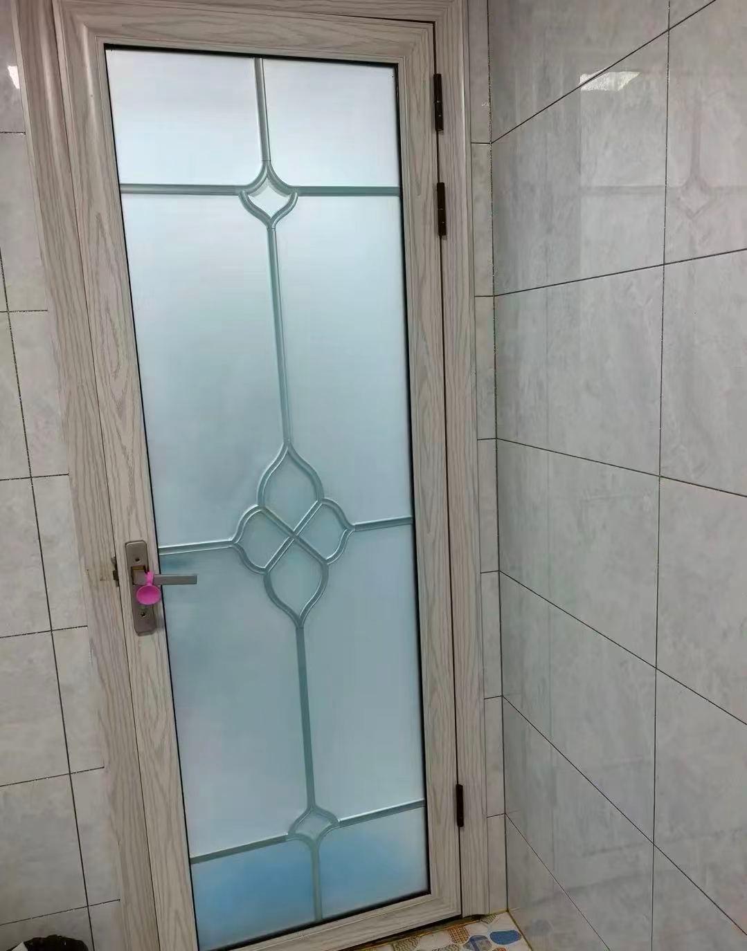 这事儿吧，搁谁身上都得犯嘀咕。
卫生间门是那种雾化玻璃，说白了就是通电能变透明，