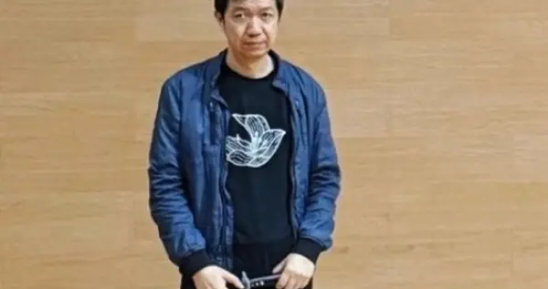 飛書CEO謝欣罕見露面！造型隨意滿臉疲憊 被網友調侃班味拉滿