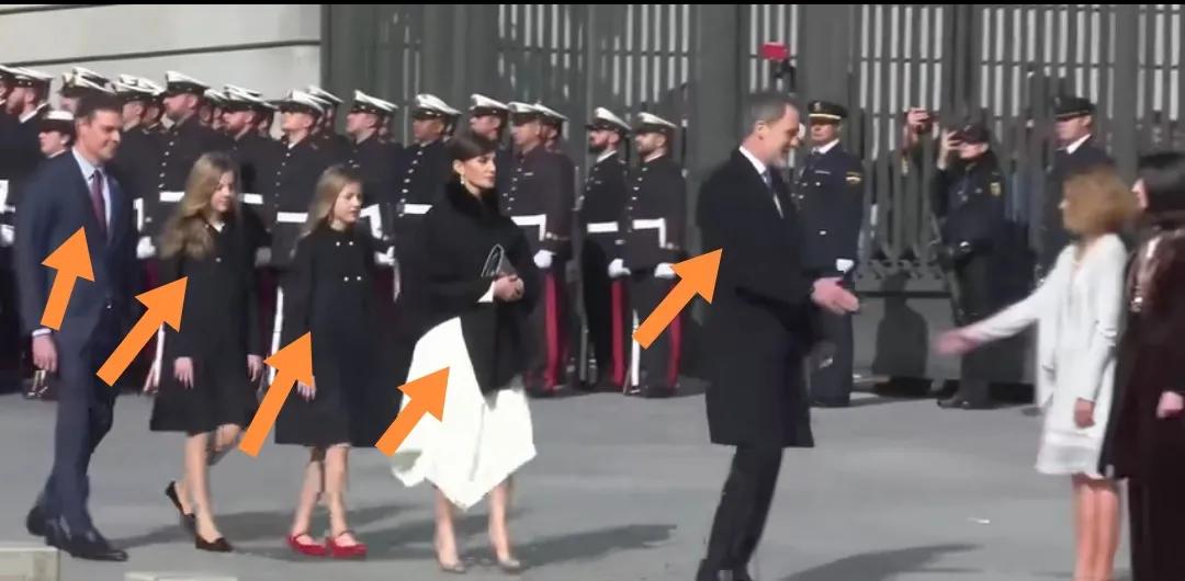西班牙首相带家人亲临美加墨世界杯足球决赛。