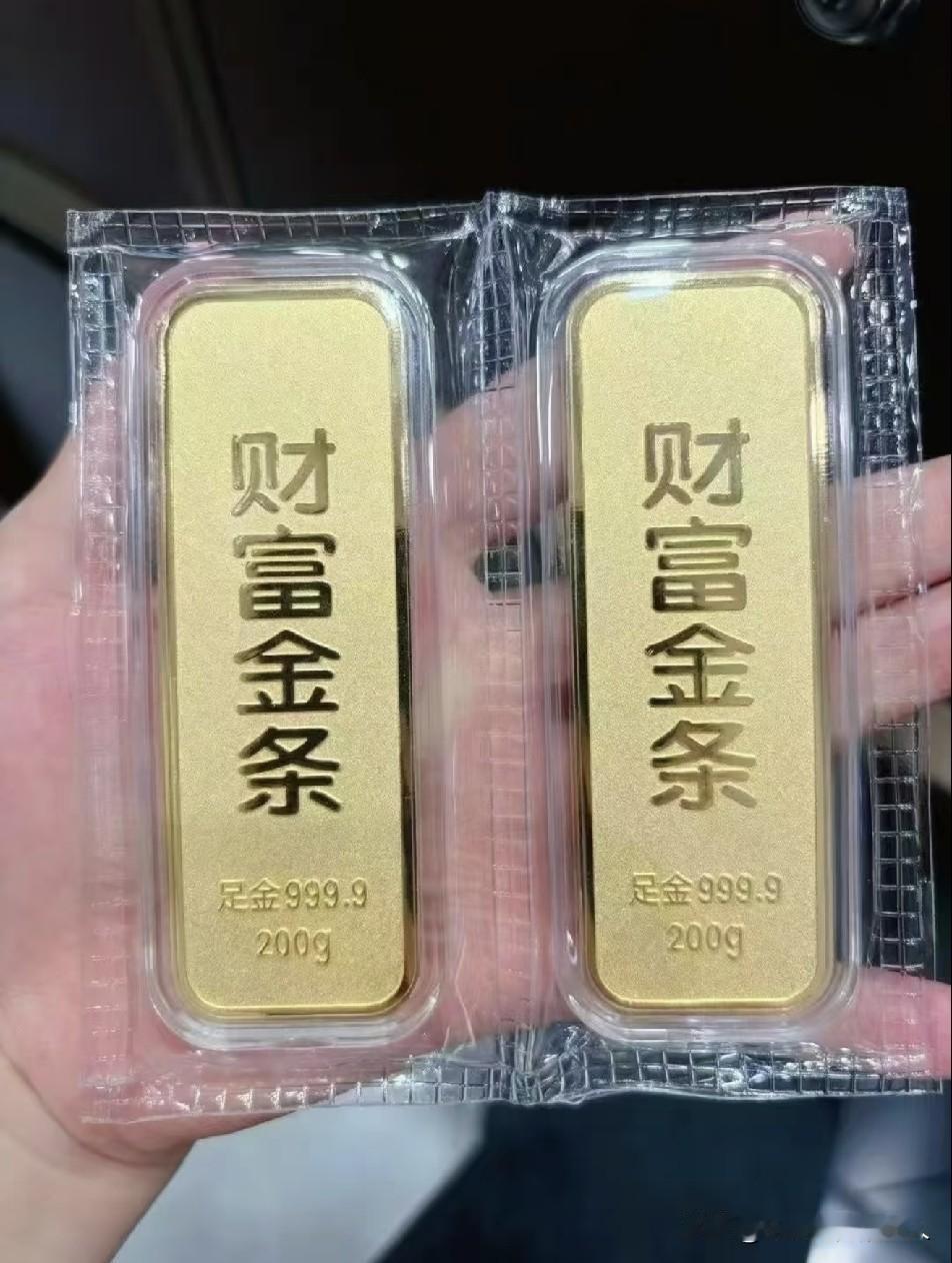 看了今天的金价，
这血压蹭地一下就上来了。
7月17日，金价从880一克跌到了