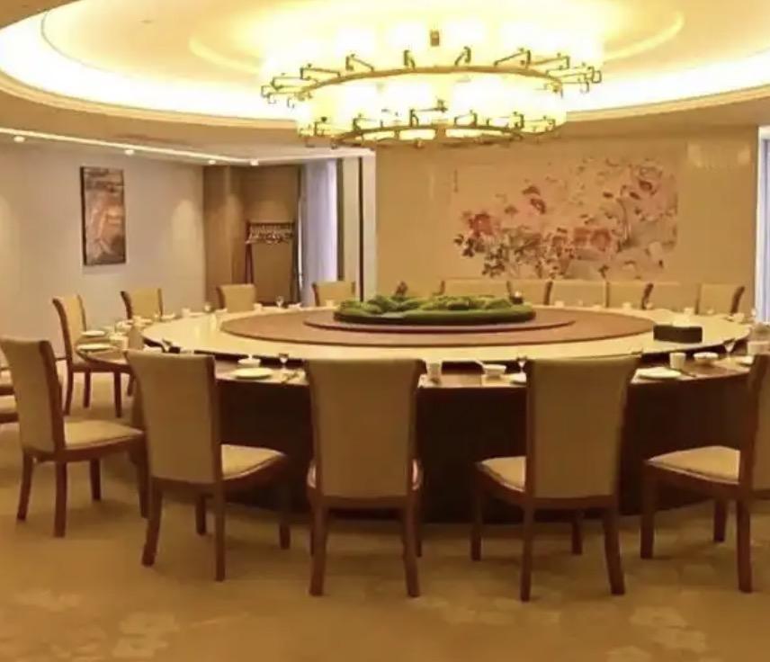 投资了7个亿建的农业基地，里边竟然是健身房棋牌室，唯一跟农业相关的，竟然是一块不