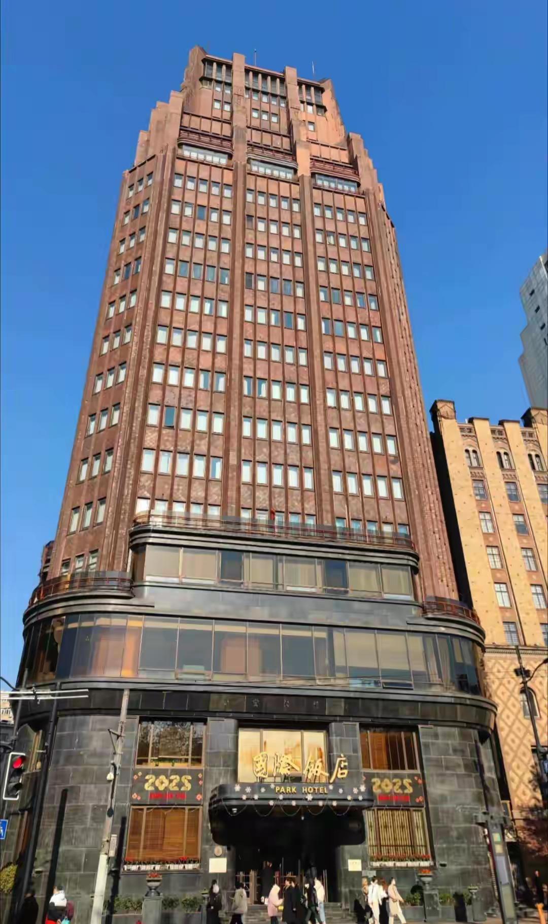 中国大陆第一高楼，1934年建成，楼高24层，83.8米的高度也是远东第一高楼，