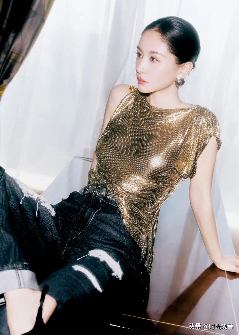 王子文的金色上衣好闪亮，充分展现耀眼夺目的美。