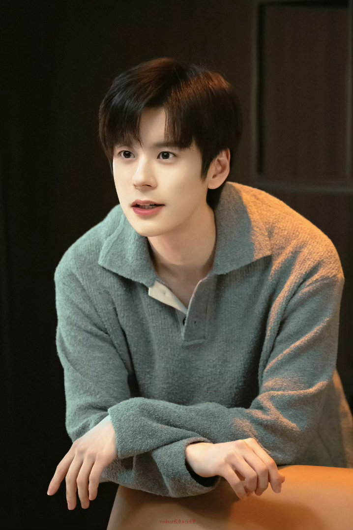 苦果亦是果讨来的糖也是糖你是迟来的欢喜 阮喻给许淮颂做饭的时候，他坐在那里看着。