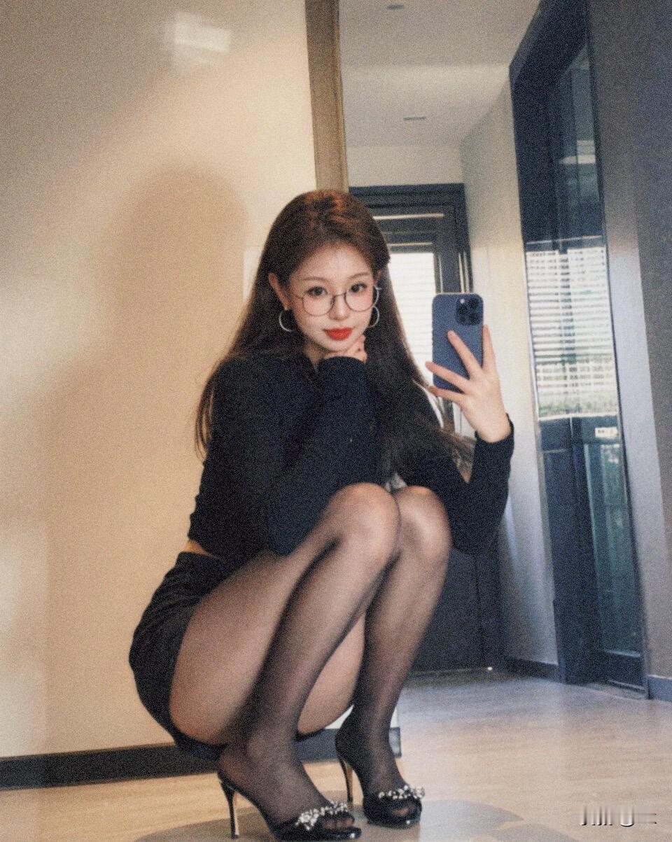 纯欲轻熟风！黑上衣+短裙，镜面自拍绝了🖤
救命！蹲在镜面旁穿这套直接被夸“又纯