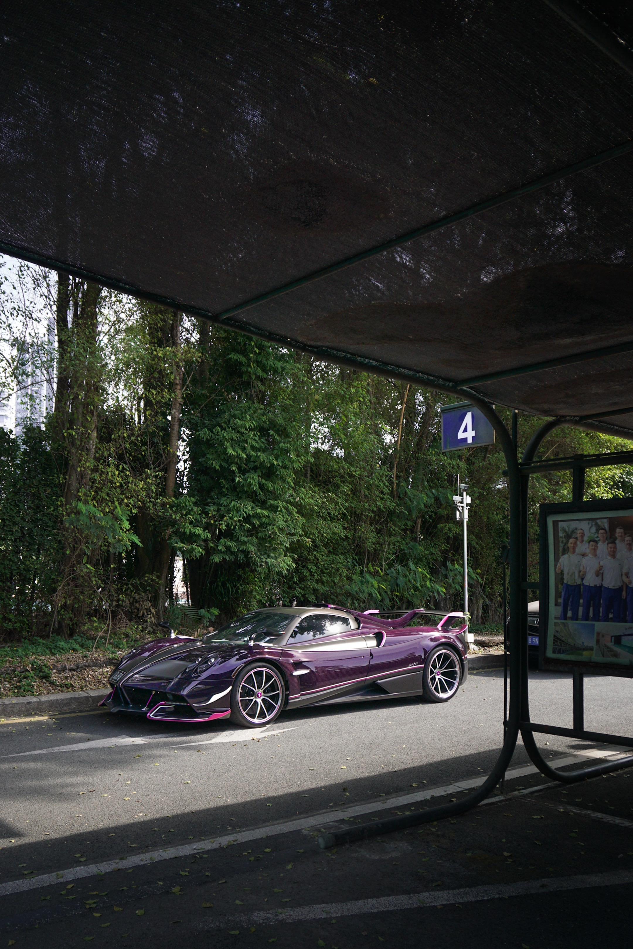 帕加尼紫碳的含金量还是太高了[并不简单]极致轻量化的设计配合 V12双涡轮引擎不