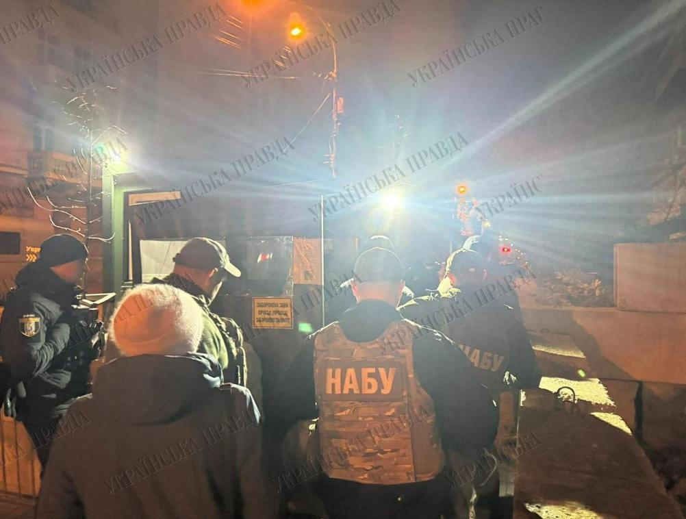 特朗普决定卸磨杀驴，大批探员冲入泽连斯基心腹家中，泽连斯基可能以退为进？

基辅