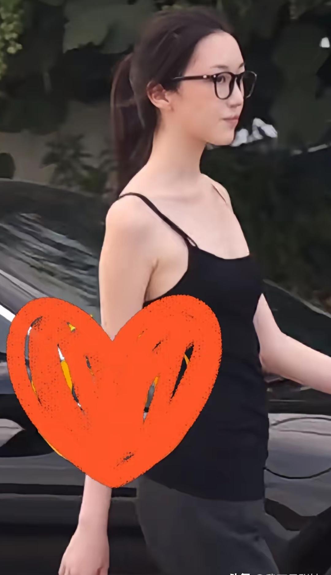 近日，王菲带着李嫣在北京逛街，李嫣从保姆车上下来时，让人眼前一亮，李嫣身材高高瘦