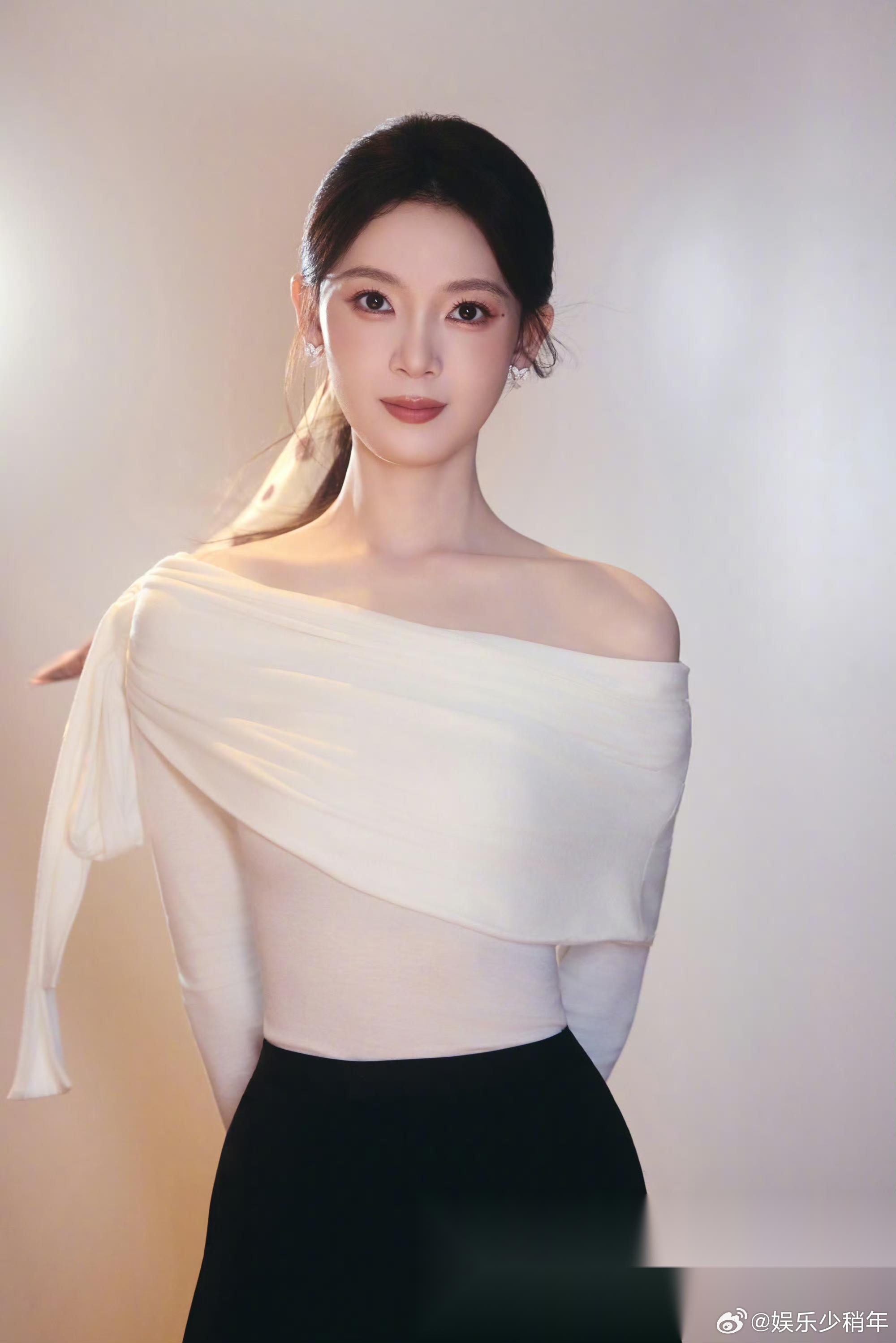 早说娱乐圈最干净耐看的就是陈都灵和陈瑶了吧，两人身高一样，年龄相仿！ 陈都灵16