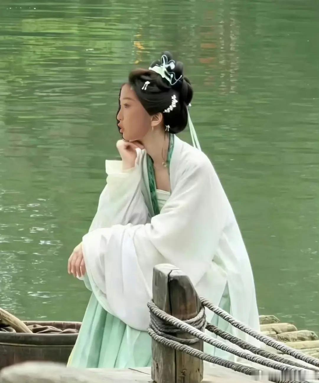 如果没有去年那场围剿黑水 一念江南的妆造就是🐟的了哎 好可惜 