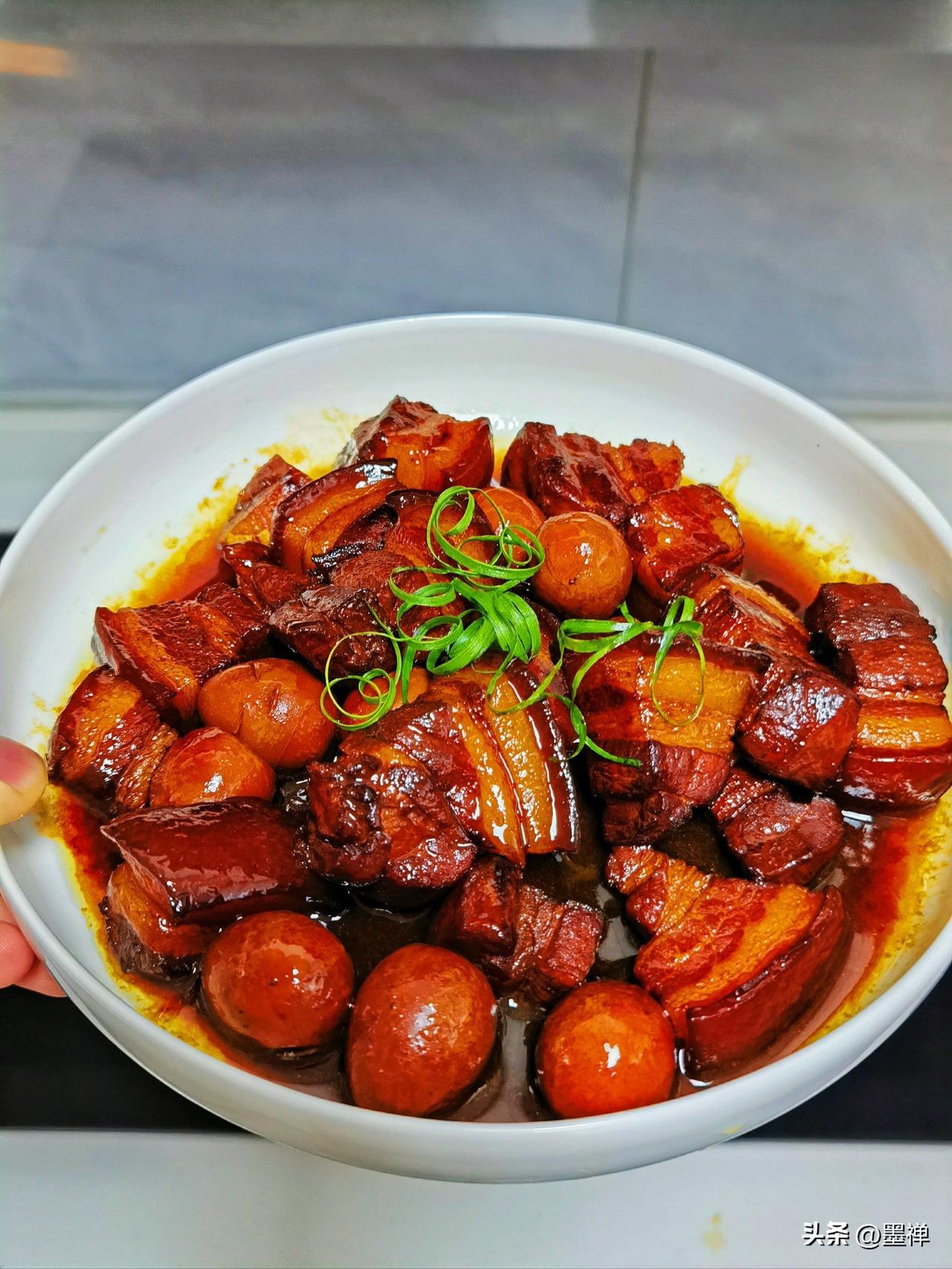 儿子考了58分，我给他做了顿红烧肉

红烧肉端上桌的时候，儿子眼圈红了。

“妈