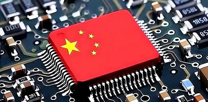 美国硅谷的一家芯片工厂里，机器突然安静下来，生产线停滞不前。这不是因为技术故障，