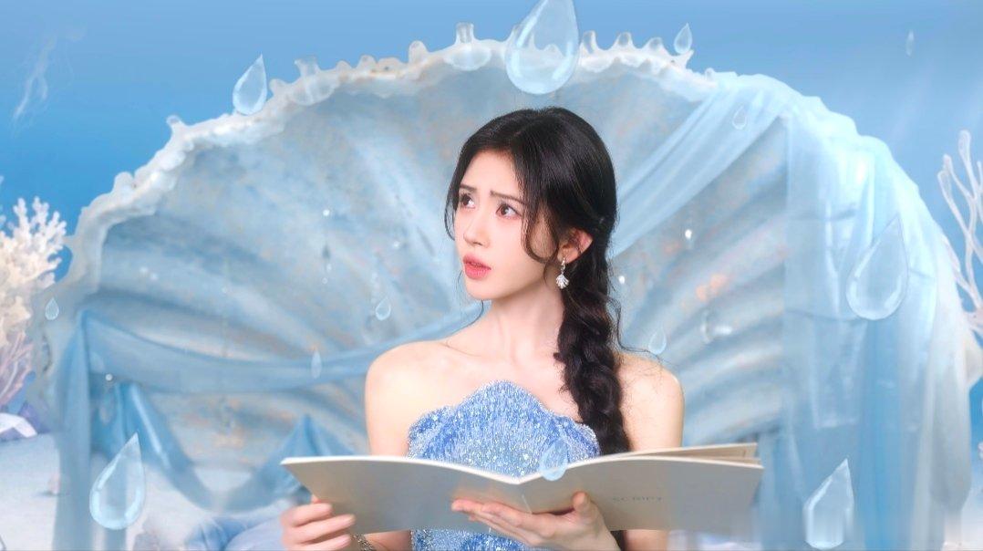 鞠婧祎的美不止一面 发梢的弧度，眼波的流转，每一种形态都像被精心编排，却又像随意