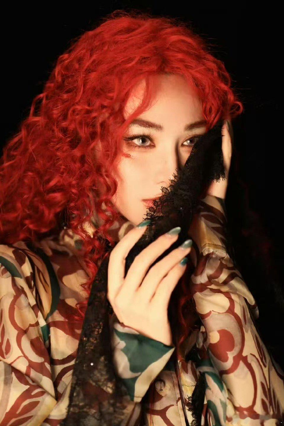 彭小苒红发美杜莎 这哪是彭小苒，分明是美杜莎女王本莎降临！那一头红发简直就是从漫