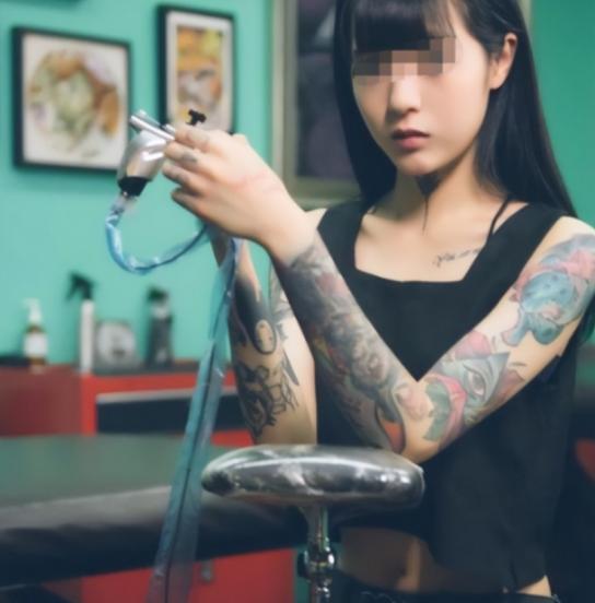 “纹身的一律开除！”湖南一15岁女学生，入学后被老师发现胳膊有纹身，当场开除学籍