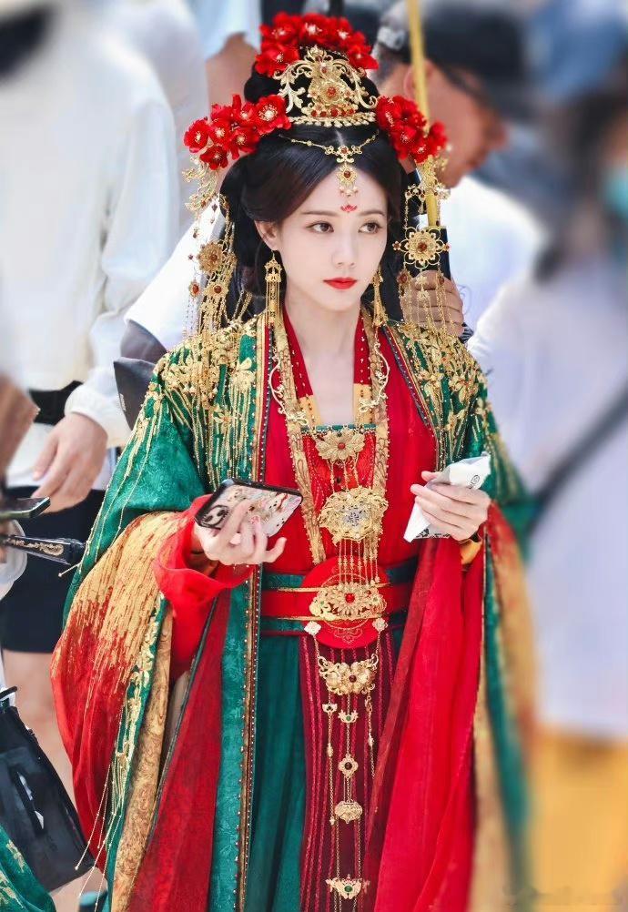 李一桐书卷一梦婚服造型美哭，古希腊掌管红色的神[爱慕] ​​​