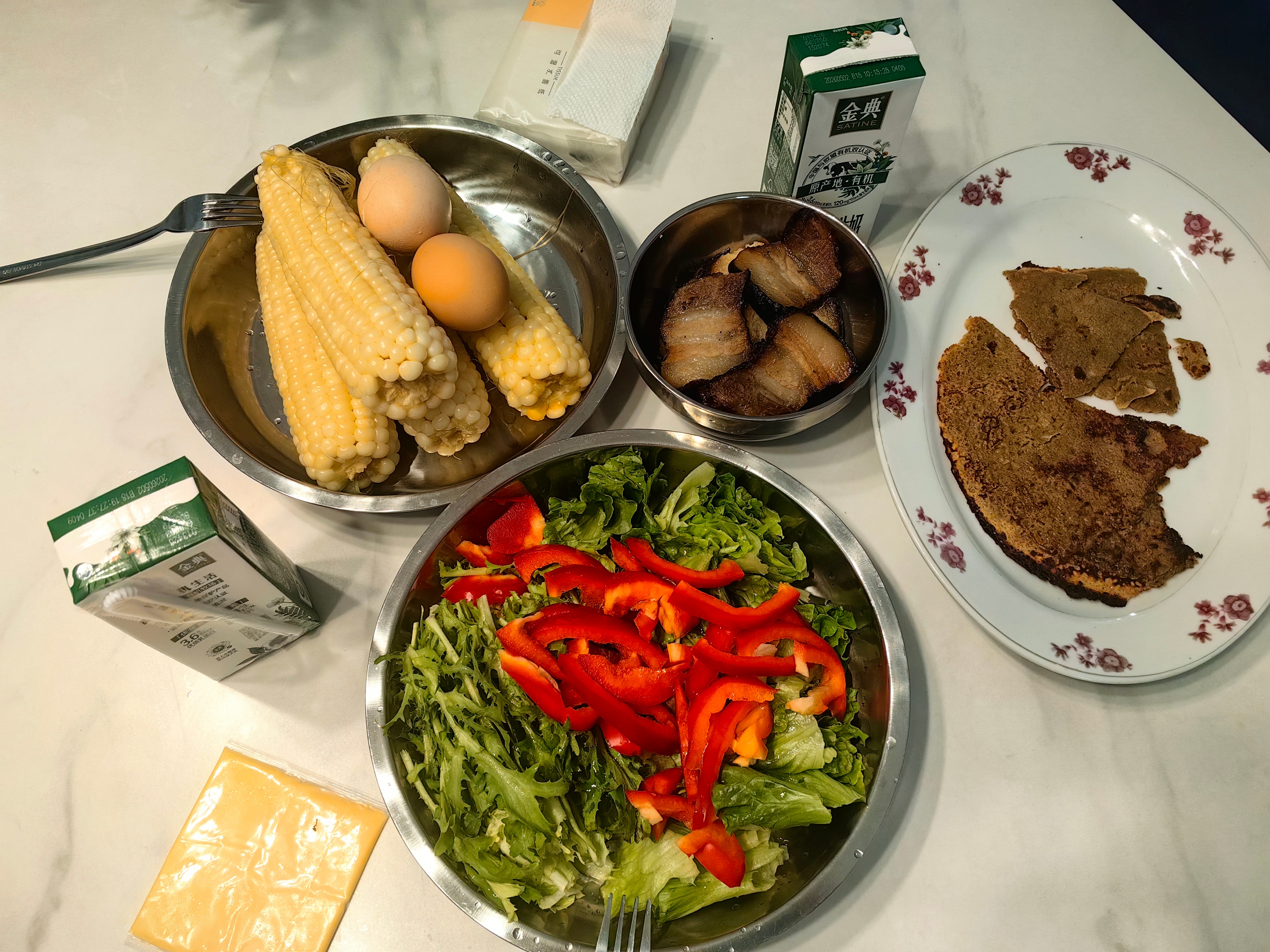吃了早餐，先去附近农贸市场买山黄瓜，然后去传说中的退休老人打卡圣地——蒲阳镇。 