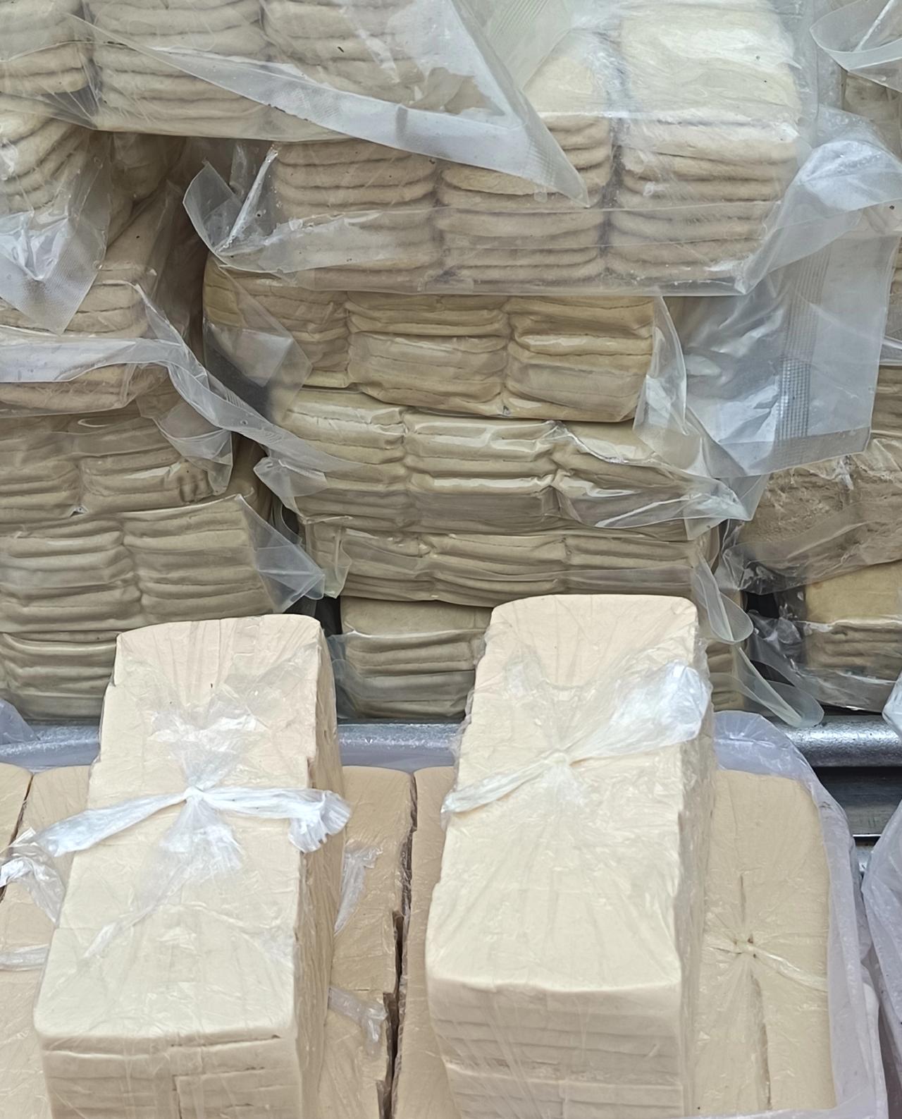 今天去菜场买菜，看到一豆腐摊挤满了人，我赶紧去看看，原来是买烧烤豆腐的，只是我不