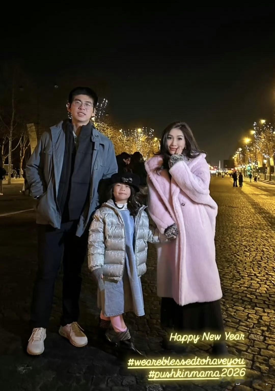 四太长女何超盈和老公辛奇隆带着女儿在巴黎度假，一家三口看起来好和谐好幸福，辛奇隆