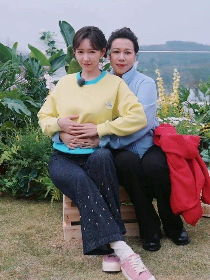 程潇现在VS小时候衣服裤子都一模一样，神还原啊！ ​​​