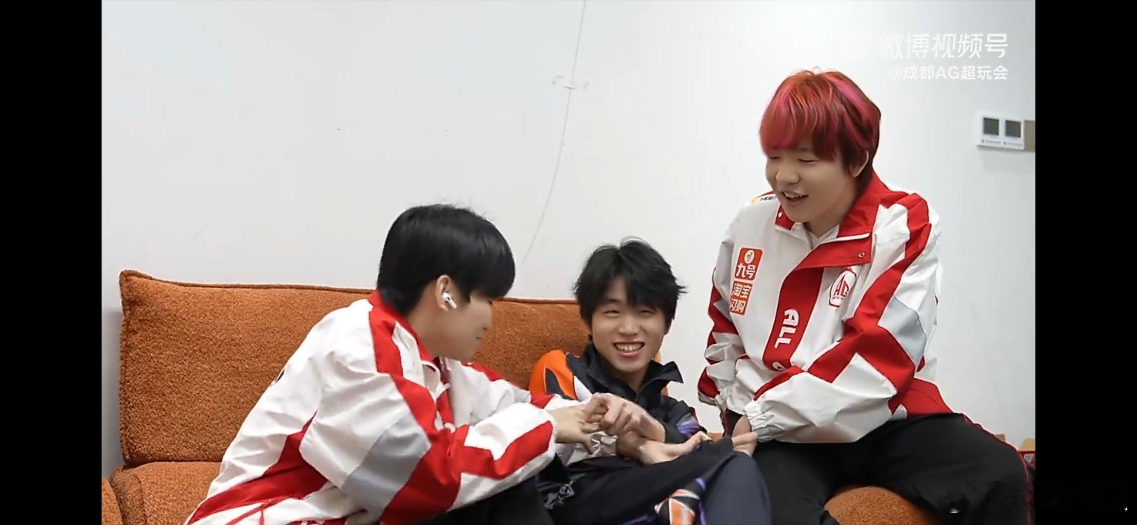 瓜友速报 请配一句话文案 