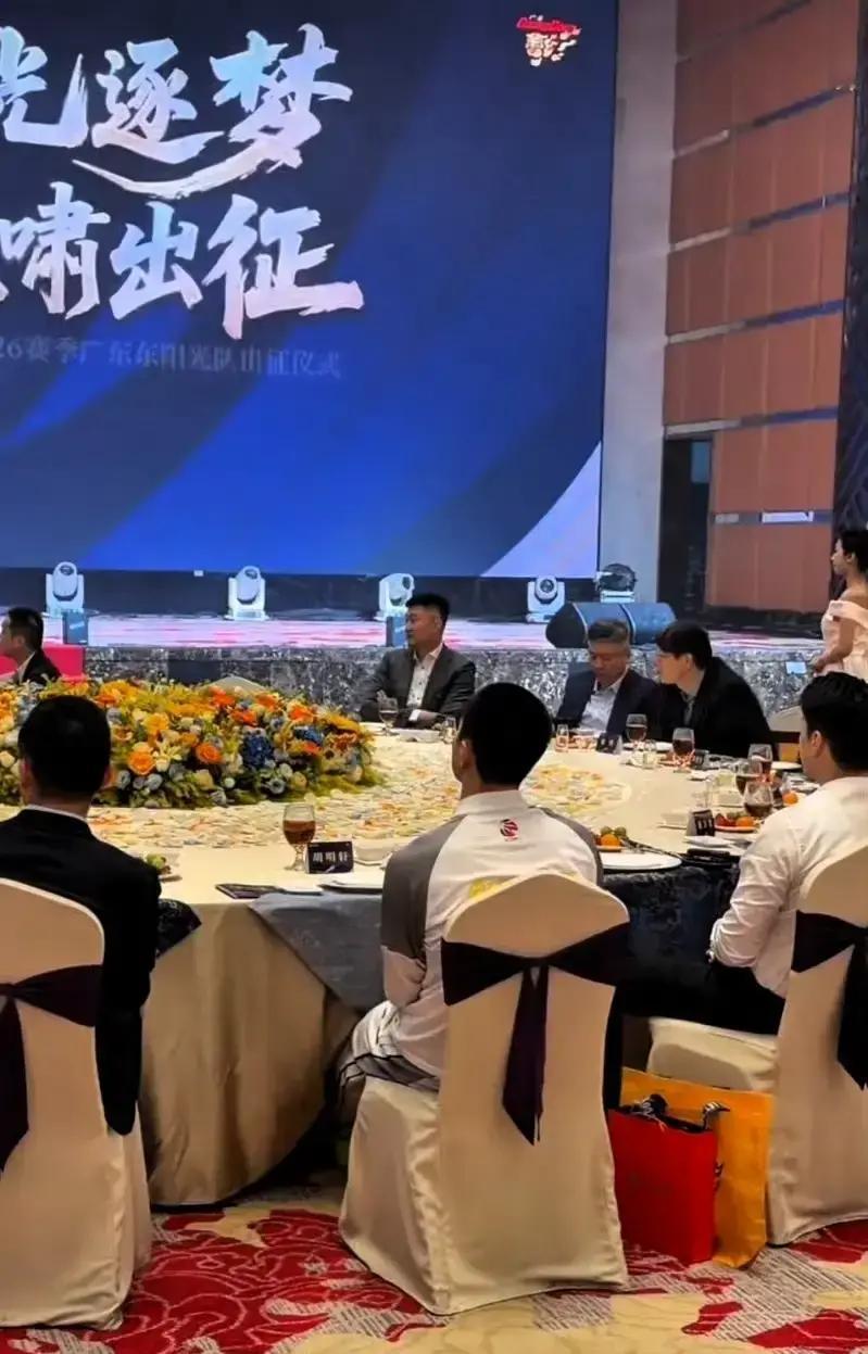 出征仪式上的一张照片，把胡明轩在广东队的位置说透了。
 
他直接跟杜锋坐主台吃席