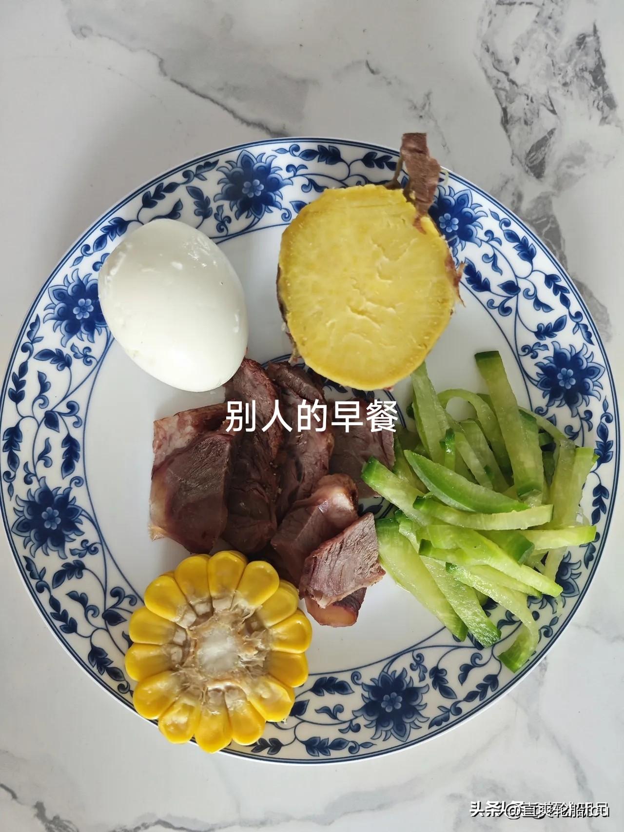 我的早餐就是四个字：简单粗暴，碳水加点青菜，我觉得这样挺健康的，一个上午的能量足