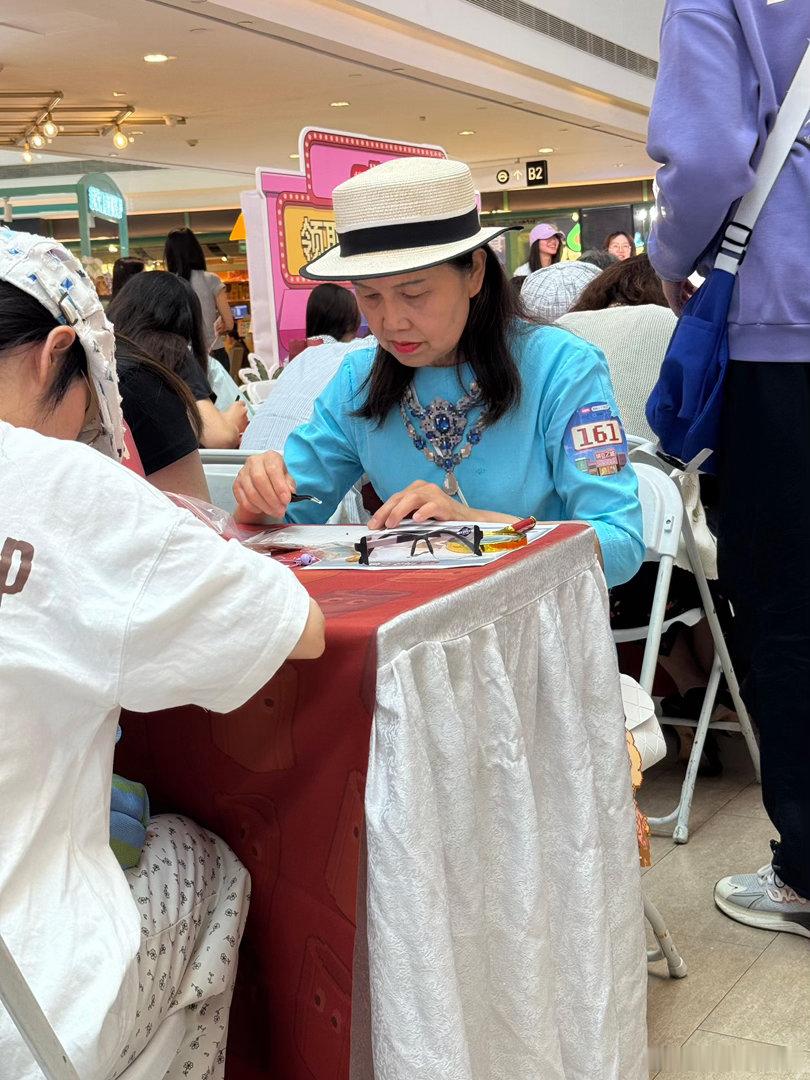 上海爷奶把拼豆戴成高定了上海老辈子拼起豆来没轻没重📸现场画面太惊艳，一众爷奶穿