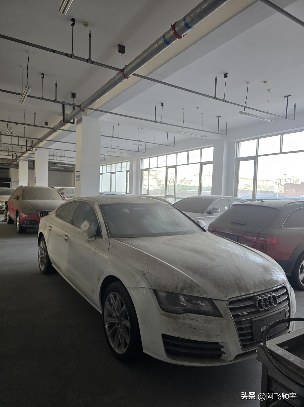 当你走进一处废弃奥迪4S店库房
各种积满灰尘的展车，高配奥迪A7真喜欢。另外还有