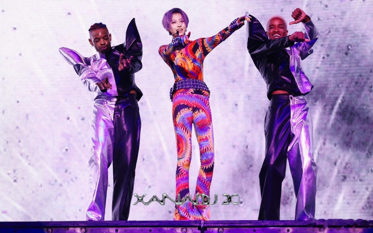 机器人街舞团上演唱会了 谁懂啊！刘雨昕直接把未来舞台搬到了苏州！联动宇树 G1 