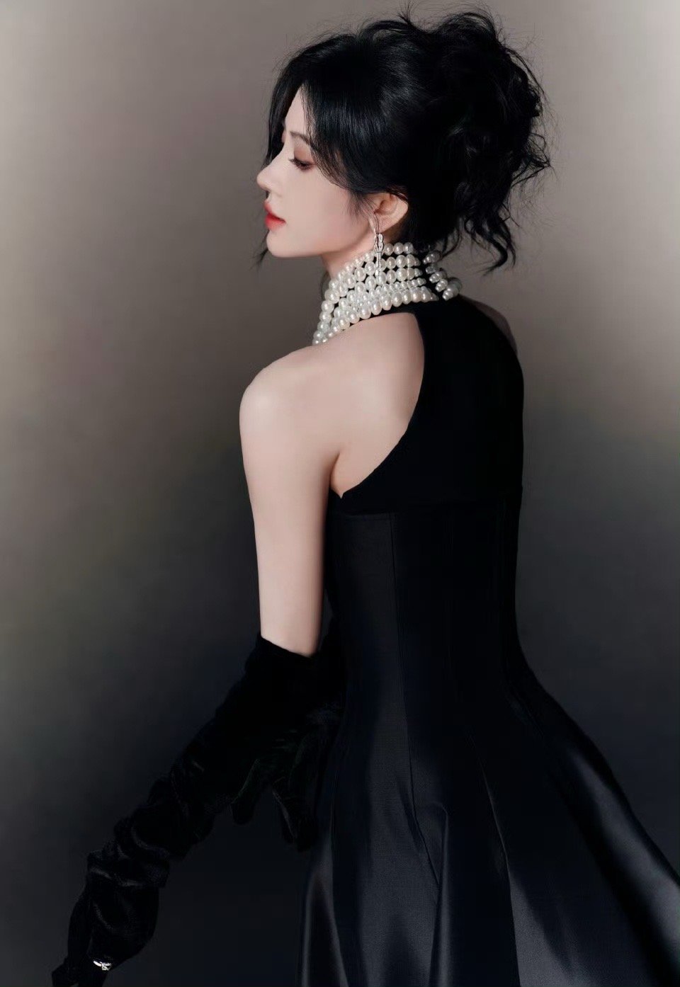 鞠婧祎星光大赏腾讯视频星光大赏 黑裙缀珍珠，高盘发衬得黑玫瑰般复古冷艳～鞠婧祎高