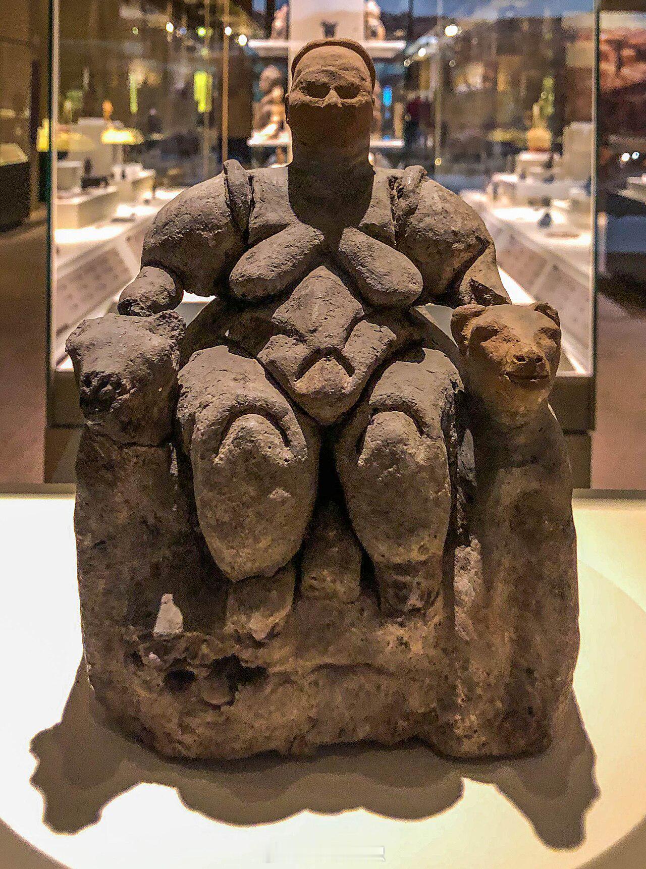 土耳其恰塔霍裕克（公元前 6000 年）的坐着的女人。 