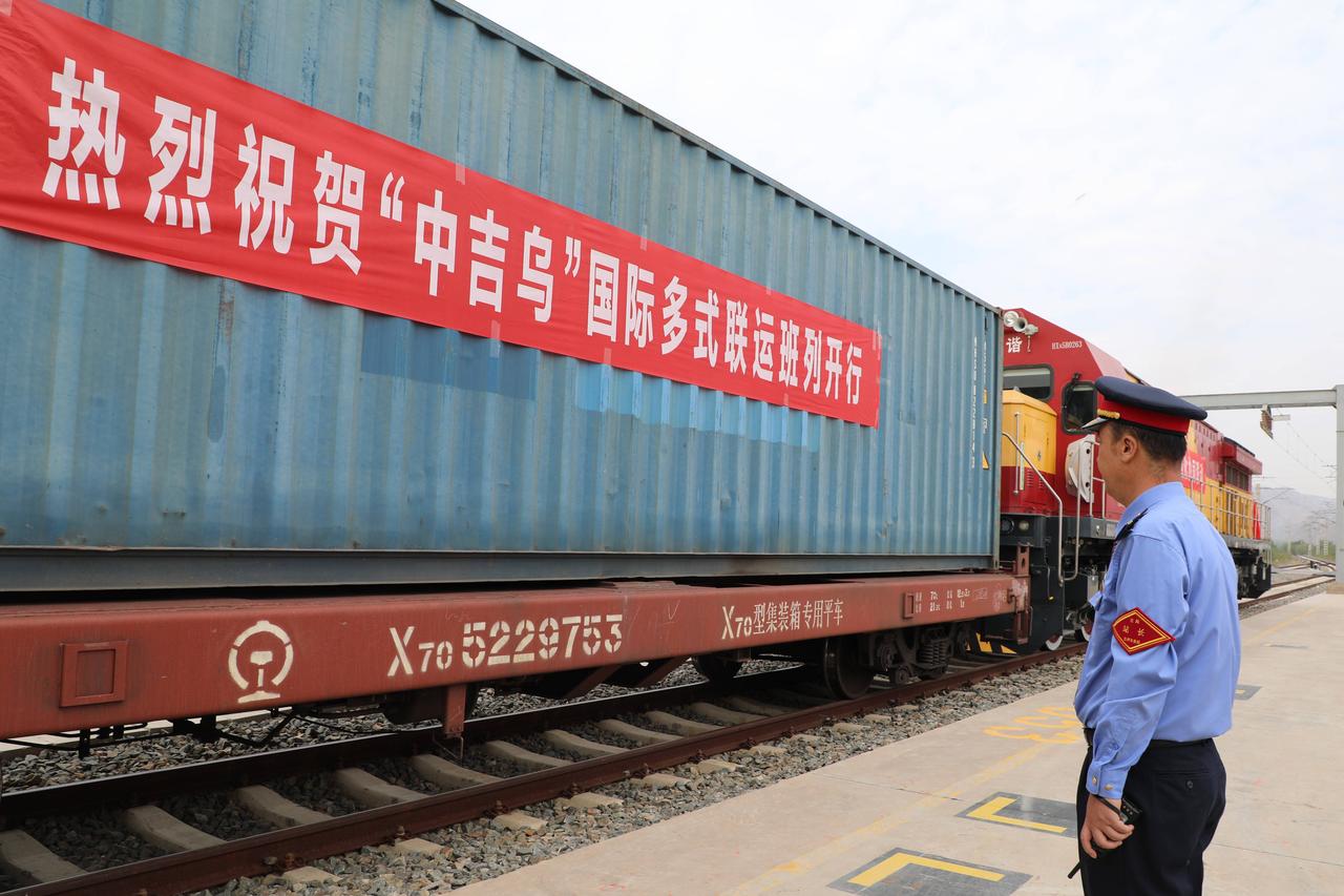 中吉乌铁路施工提速，外界开始关注它会不会比原计划更早通车。
 
按乌兹别克斯坦方