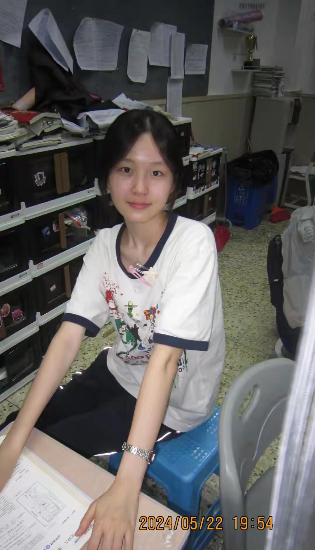 在凌乱的书桌前，找到一片属于自己的宁静。美少女书桌 小书房书桌 读书书桌 书桌凌