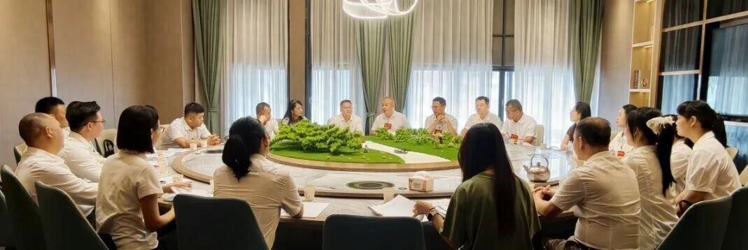 县政协会议现场，四个界别的讨论同时炸了锅
下午两点半，博白县政协十一届一次会议的