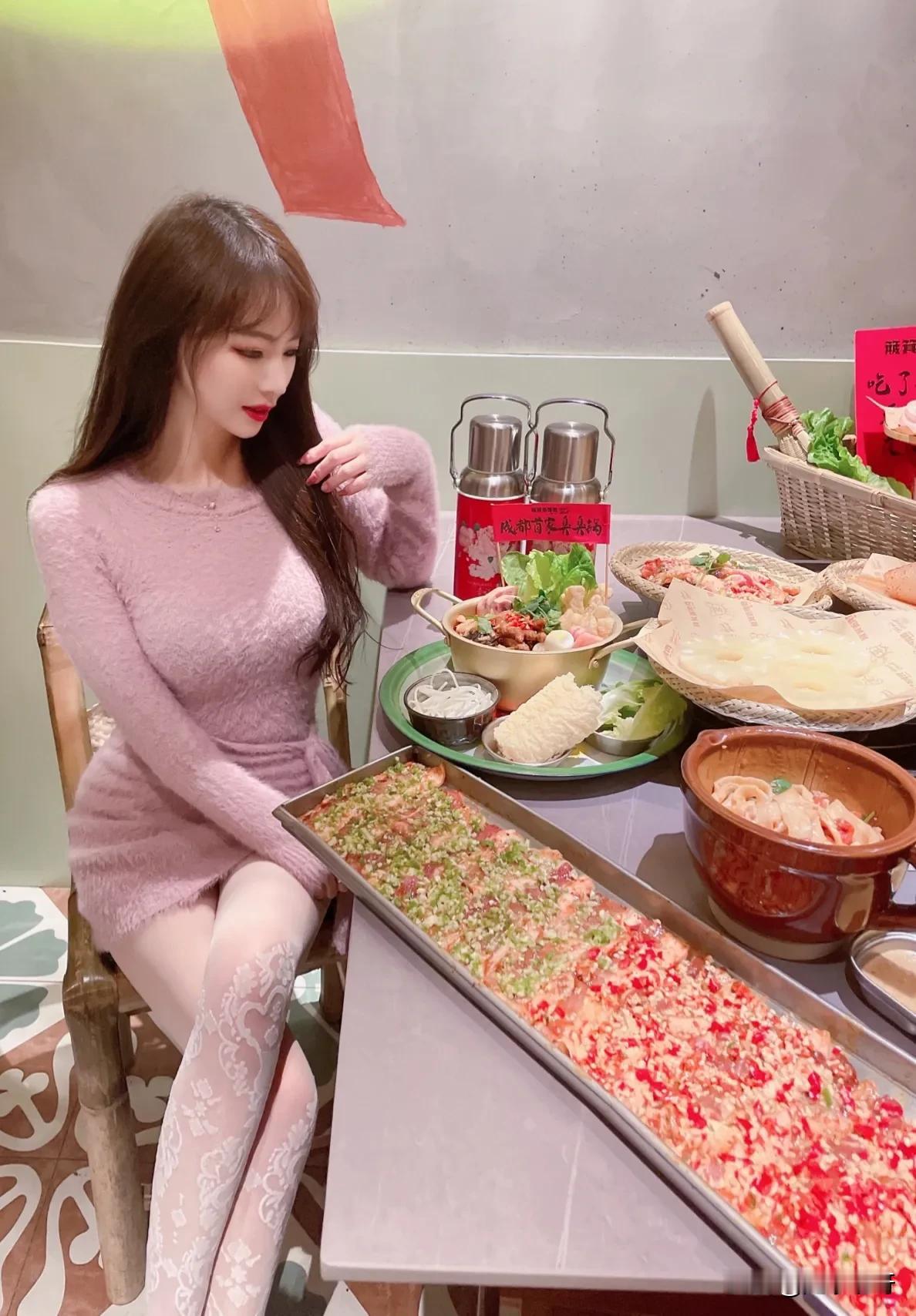 美女配火锅女汉子火锅