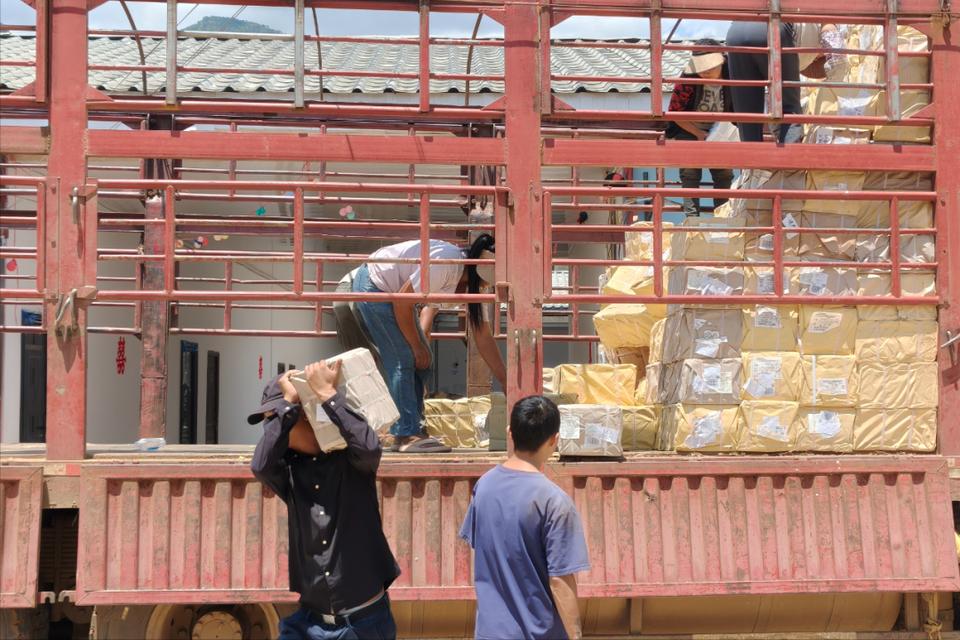 9月10日教师节前，云南省发往缅北果敢的教材全部到位，220多所学校、5万余套、