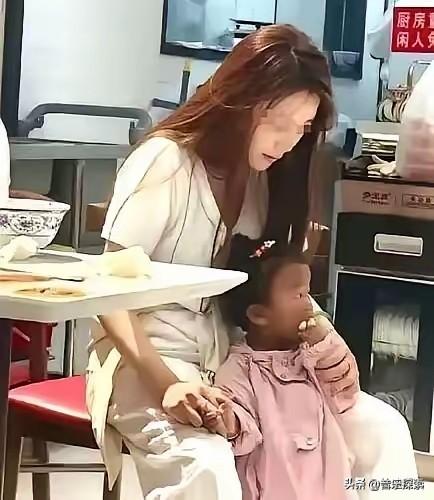 网友建议赶紧改婚姻法：
涉外婚姻，
孩子必须随父姓、按父方落户。
理由很现实。