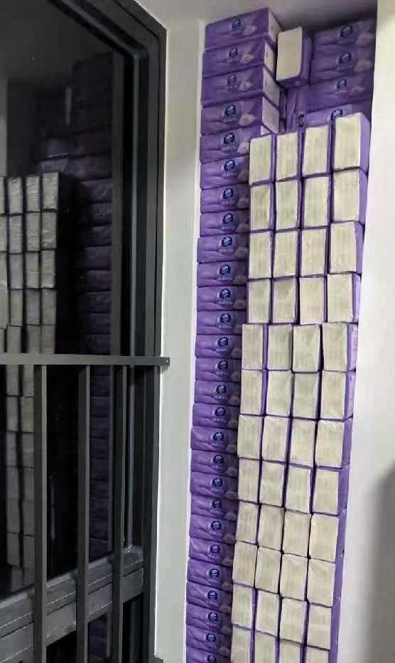 陕西一位女士在夜间使用加油站赠送的纸巾时，发现在光线较暗处能看到纸上有不少黑点，