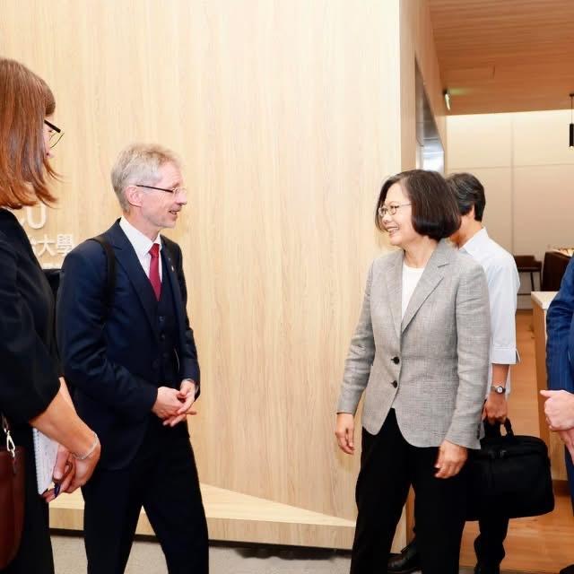 蔡英文与窜访台湾的捷克参议院议长维斯特奇尔会面。热点现场中方坚决反对维斯特奇尔窜