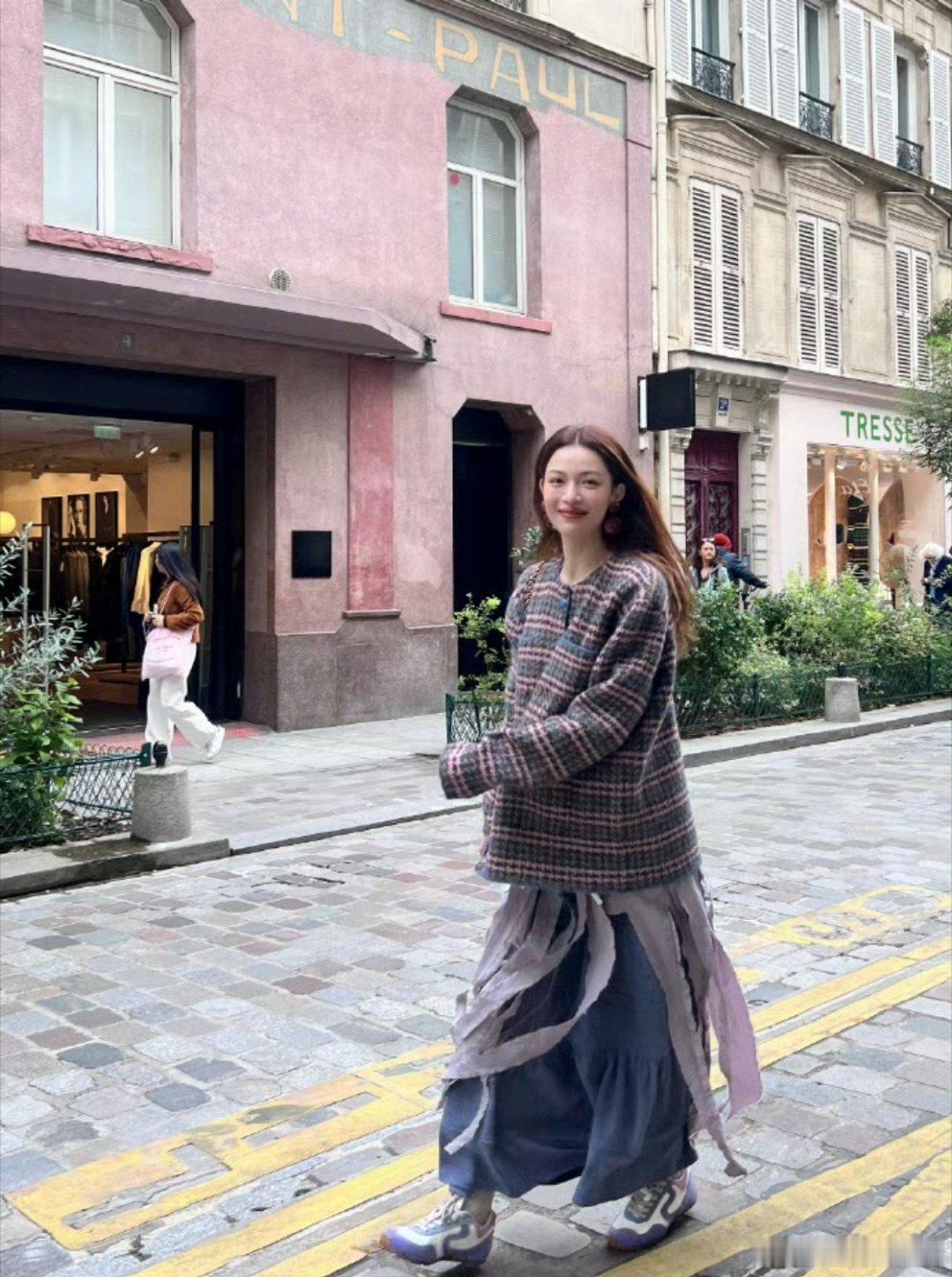 钟楚曦这剪的裙子啊。。。乞丐风嘛？！ ​​​