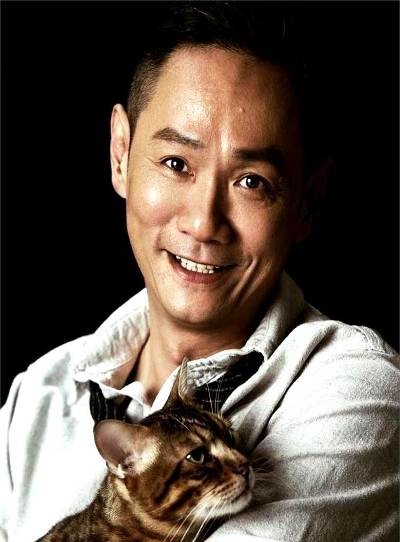 56岁男演员戴着旧鸭舌帽在菜市场穿梭时，没人记得他曾当众发誓孤独终老。
 
20