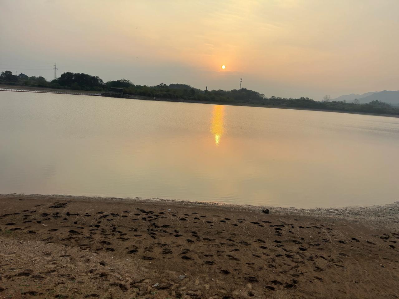 最羡慕的是这一堆深深浅浅的脚印！