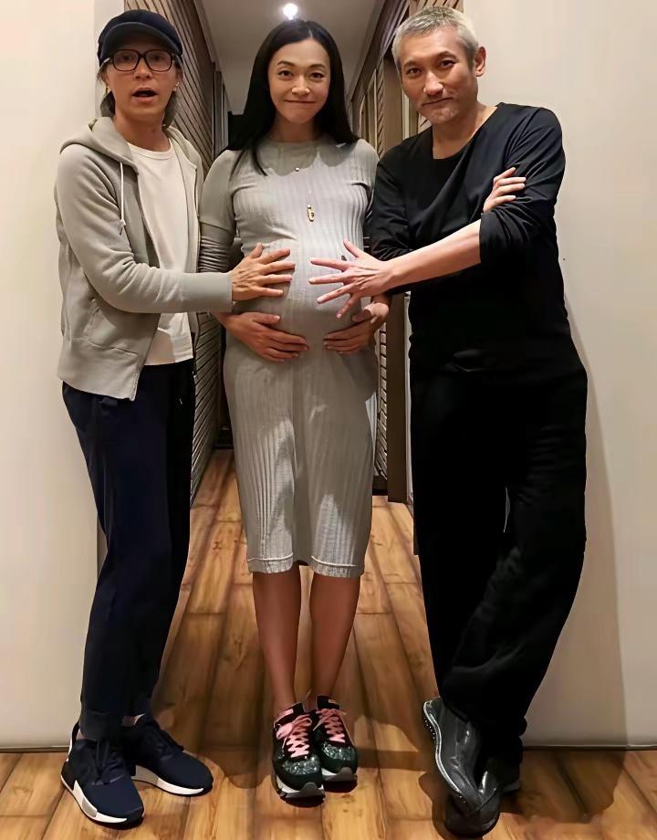 怀孕时的姚晨与周星驰、徐克导演的一张留影。 
