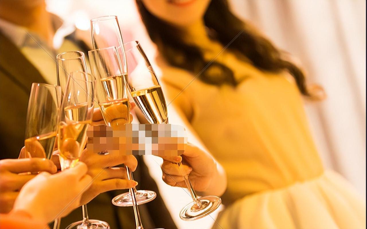 酒吧门口男女发生关系，疑似女方不清醒事件，警方通报后续来了
8月6日早些时候，广