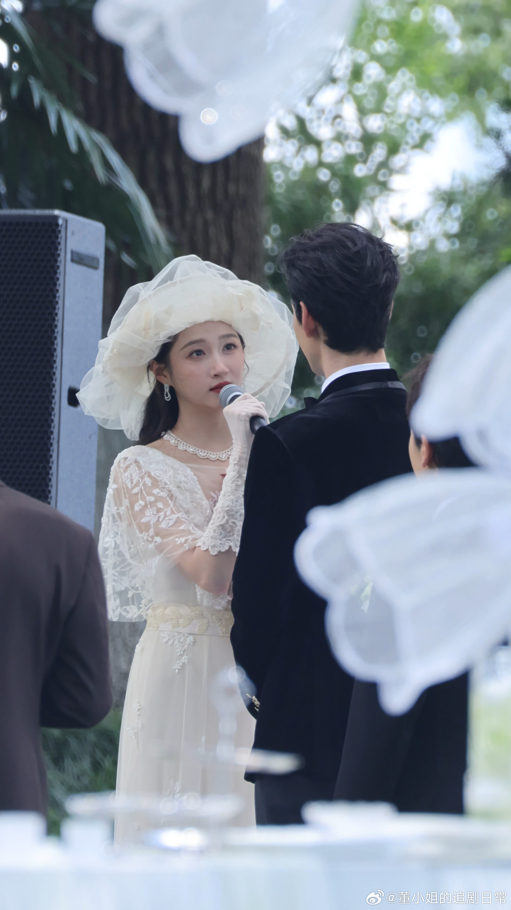 关晓彤陈星旭红掌婚礼比真结婚还全路透看下来细节满满，交换戒指敬酒致辞全都有，拍完