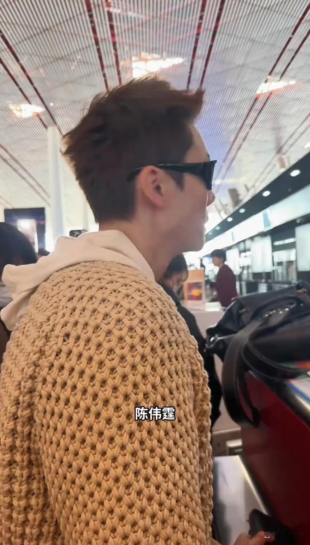 陈伟霆不仅普通话说不好，原来粤语也不标准[捂脸][捂脸][捂脸]陈伟霆和旅客朋友